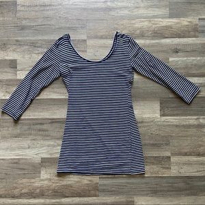 Women’s Size Small Scoop Neck Quarter Sleeve Shirt